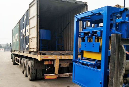 lontto ladrillo que hace la entrega de la máquina a los clientes
