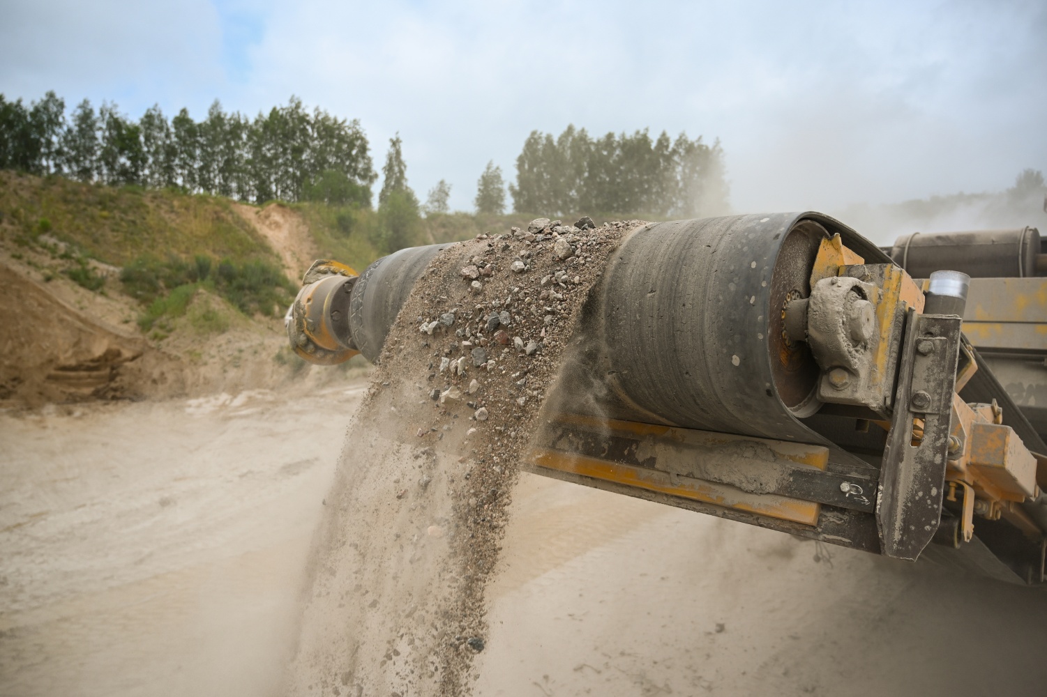 how do conveyor belts work
